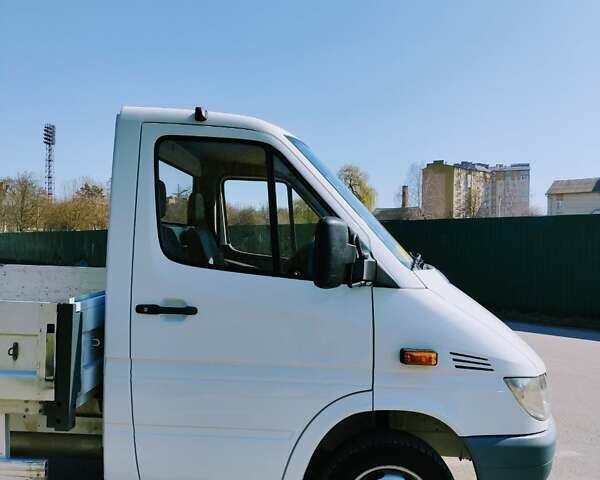 Белый Мерседес Sprinter, объемом двигателя 2.7 л и пробегом 542 тыс. км за 13899 $, фото 2 на Automoto.ua