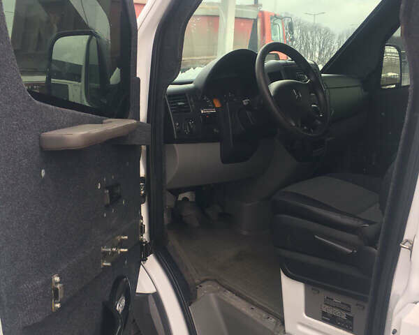Белый Мерседес Sprinter, объемом двигателя 2.2 л и пробегом 176 тыс. км за 58000 $, фото 2 на Automoto.ua