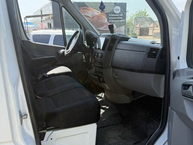 Белый Мерседес Sprinter, объемом двигателя 2.2 л и пробегом 400 тыс. км за 15000 $, фото 4 на Automoto.ua