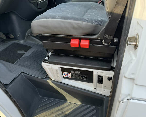 Белый Мерседес Sprinter, объемом двигателя 2.15 л и пробегом 376 тыс. км за 12000 $, фото 16 на Automoto.ua