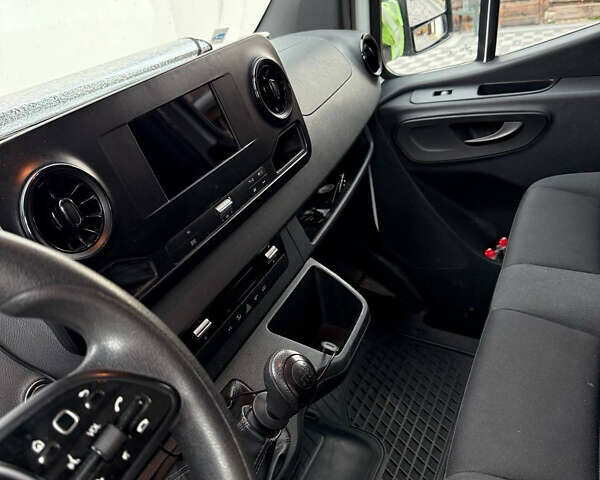 Белый Мерседес Sprinter, объемом двигателя 2.2 л и пробегом 346 тыс. км за 29000 $, фото 9 на Automoto.ua