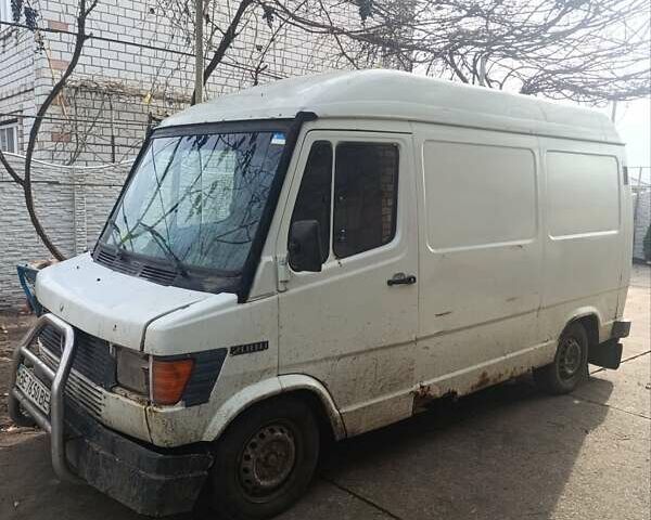 Белый Мерседес Sprinter, объемом двигателя 2.3 л и пробегом 500 тыс. км за 1500 $, фото 1 на Automoto.ua