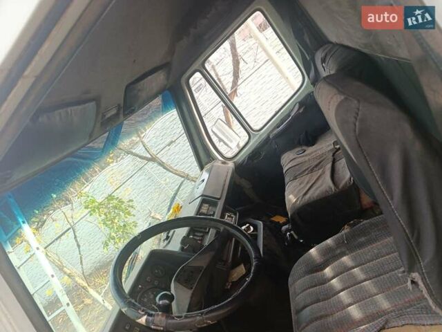 Белый Мерседес Sprinter, объемом двигателя 2.3 л и пробегом 500 тыс. км за 1500 $, фото 2 на Automoto.ua