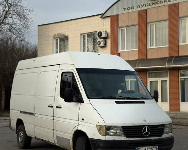 Белый Мерседес Sprinter, объемом двигателя 2.3 л и пробегом 300 тыс. км за 2999 $, фото 2 на Automoto.ua