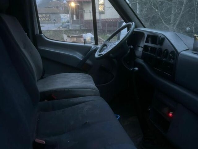 Белый Мерседес Sprinter, объемом двигателя 0 л и пробегом 300 тыс. км за 5676 $, фото 4 на Automoto.ua