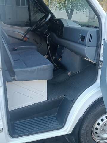 Белый Мерседес Sprinter, объемом двигателя 2.9 л и пробегом 400 тыс. км за 11000 $, фото 11 на Automoto.ua