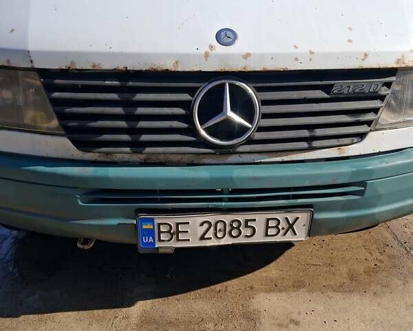 Белый Мерседес Sprinter, объемом двигателя 2.87 л и пробегом 380 тыс. км за 3900 $, фото 2 на Automoto.ua