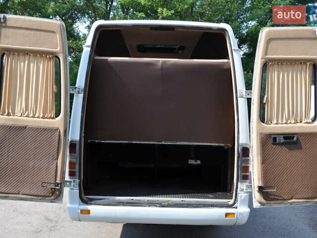 Белый Мерседес Sprinter, объемом двигателя 2.2 л и пробегом 900 тыс. км за 9000 $, фото 24 на Automoto.ua