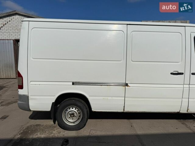 Белый Мерседес Sprinter, объемом двигателя 2.1 л и пробегом 840 тыс. км за 5500 $, фото 4 на Automoto.ua