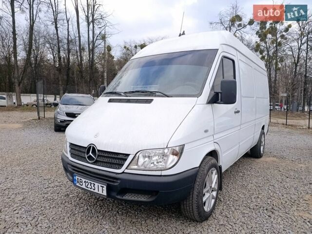 Белый Мерседес Sprinter, объемом двигателя 2.2 л и пробегом 380 тыс. км за 9700 $, фото 2 на Automoto.ua
