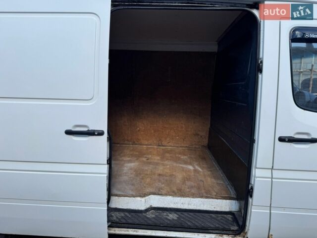 Белый Мерседес Sprinter, объемом двигателя 2.1 л и пробегом 840 тыс. км за 5500 $, фото 13 на Automoto.ua