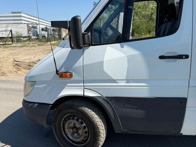 Белый Мерседес Sprinter, объемом двигателя 2.2 л и пробегом 337 тыс. км за 11499 $, фото 4 на Automoto.ua