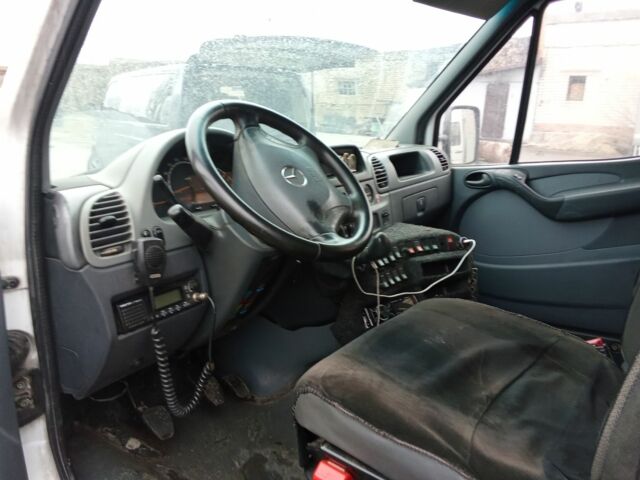 Белый Мерседес Sprinter, объемом двигателя 2.7 л и пробегом 400 тыс. км за 5800 $, фото 2 на Automoto.ua