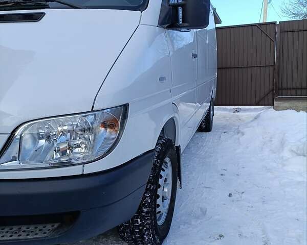 Белый Мерседес Sprinter, объемом двигателя 2.2 л и пробегом 500 тыс. км за 9700 $, фото 7 на Automoto.ua