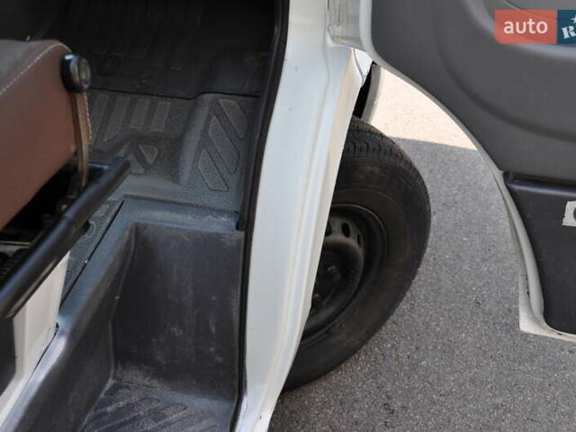 Белый Мерседес Sprinter, объемом двигателя 2.2 л и пробегом 900 тыс. км за 9000 $, фото 43 на Automoto.ua