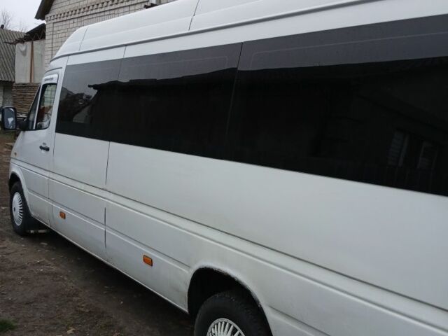 Белый Мерседес Sprinter, объемом двигателя 2.2 л и пробегом 477 тыс. км за 10000 $, фото 4 на Automoto.ua