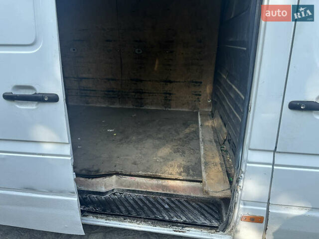 Мерседес Sprinter 2001 у Ужгороді на Automoto.ua Білий Мерседес Sprinter, об'ємом двигуна 2.15 л та пробігом 420 тис. км за 6600 $, фото 16 на Automoto.ua