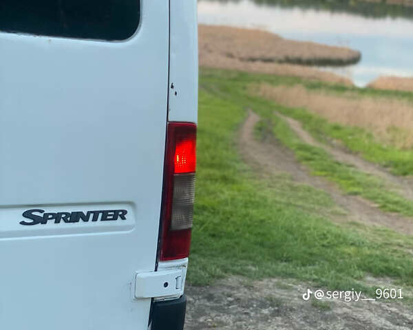 Белый Мерседес Sprinter, объемом двигателя 2.15 л и пробегом 450 тыс. км за 6900 $, фото 4 на Automoto.ua