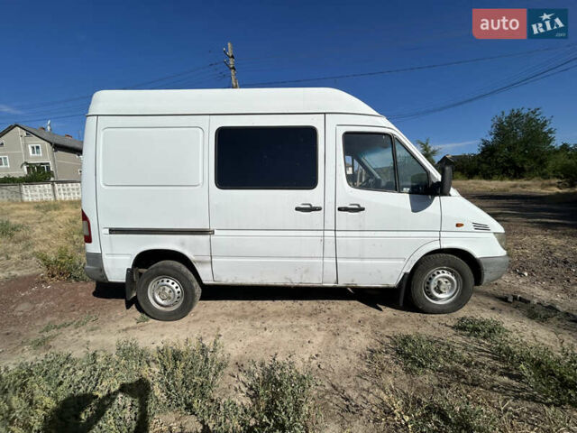 Белый Мерседес Sprinter, объемом двигателя 2.2 л и пробегом 762 тыс. км за 6990 $, фото 2 на Automoto.ua