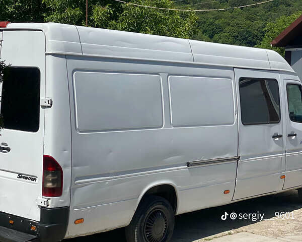 Белый Мерседес Sprinter, объемом двигателя 2.15 л и пробегом 450 тыс. км за 6900 $, фото 1 на Automoto.ua