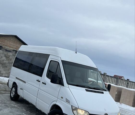 Белый Мерседес Sprinter, объемом двигателя 2.1 л и пробегом 348 тыс. км за 7800 $, фото 3 на Automoto.ua