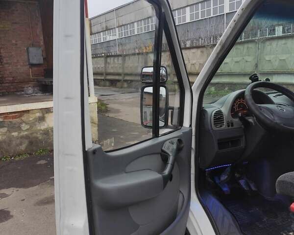 Белый Мерседес Sprinter, объемом двигателя 2.15 л и пробегом 543 тыс. км за 12000 $, фото 3 на Automoto.ua