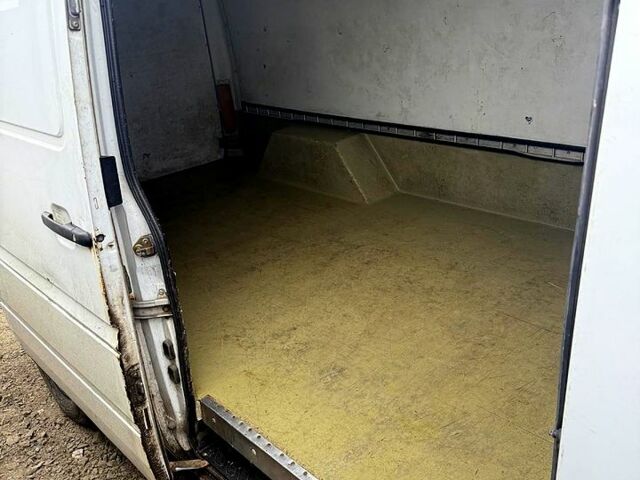 Белый Мерседес Sprinter, объемом двигателя 2.2 л и пробегом 477 тыс. км за 5500 $, фото 3 на Automoto.ua