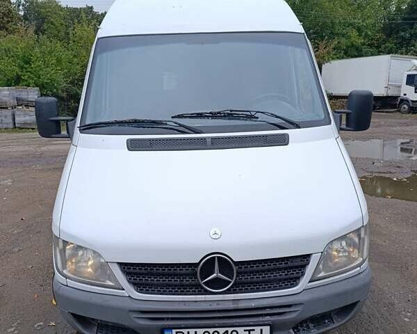 Белый Мерседес Sprinter, объемом двигателя 2.15 л и пробегом 300 тыс. км за 8600 $, фото 1 на Automoto.ua