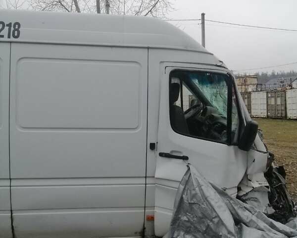 Белый Мерседес Sprinter, объемом двигателя 2.2 л и пробегом 200 тыс. км за 3200 $, фото 4 на Automoto.ua