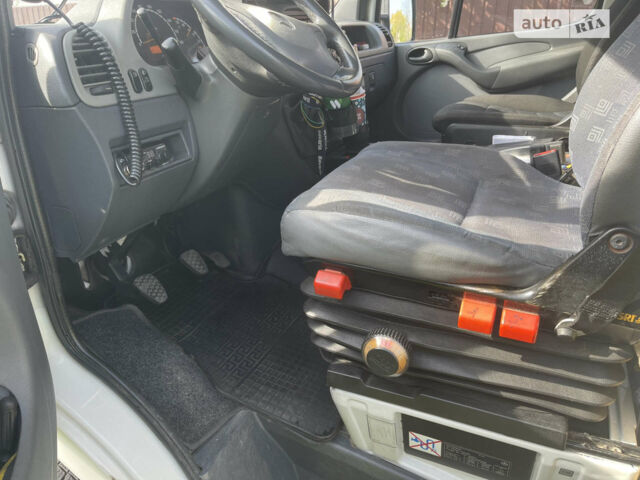 Белый Мерседес Sprinter, объемом двигателя 2.69 л и пробегом 456 тыс. км за 21000 $, фото 4 на Automoto.ua