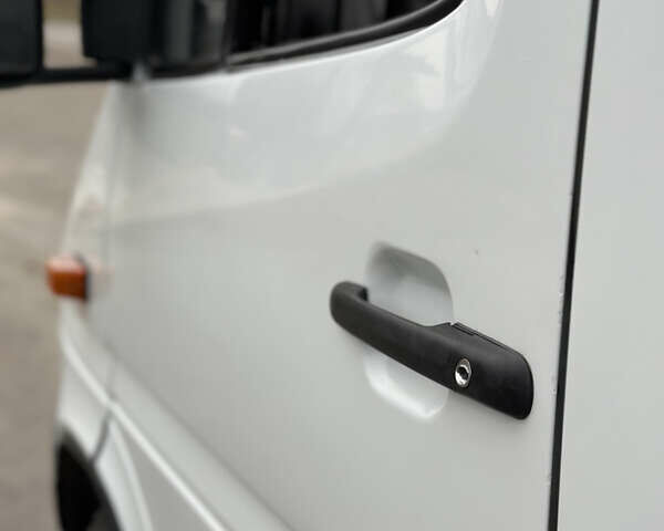 Білий Мерседес Sprinter, об'ємом двигуна 2.15 л та пробігом 358 тис. км за 10300 $, фото 14 на Automoto.ua