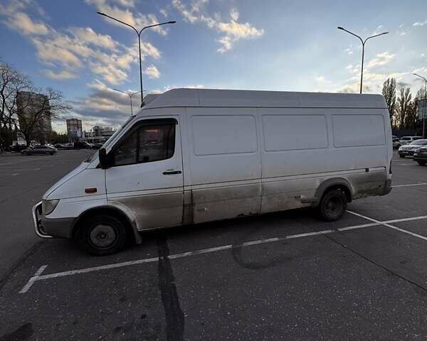 Белый Мерседес Sprinter, объемом двигателя 2.1 л и пробегом 220 тыс. км за 6000 $, фото 3 на Automoto.ua
