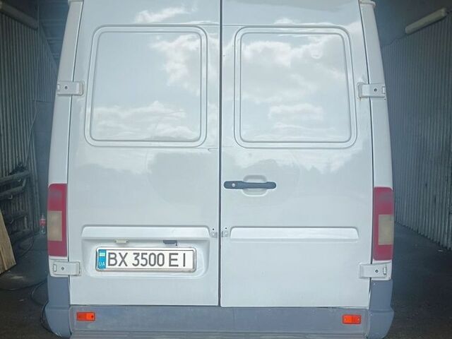 Белый Мерседес Sprinter, объемом двигателя 2.69 л и пробегом 618 тыс. км за 11000 $, фото 2 на Automoto.ua