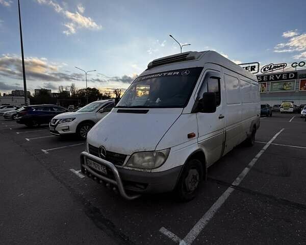 Белый Мерседес Sprinter, объемом двигателя 2.1 л и пробегом 220 тыс. км за 6000 $, фото 2 на Automoto.ua