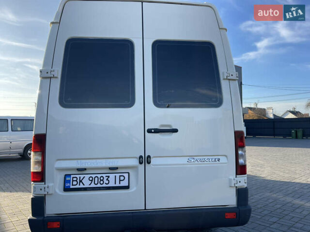 Белый Мерседес Sprinter, объемом двигателя 2.7 л и пробегом 545 тыс. км за 11400 $, фото 4 на Automoto.ua