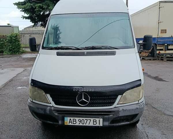 Белый Мерседес Sprinter, объемом двигателя 2.2 л и пробегом 770 тыс. км за 10500 $, фото 4 на Automoto.ua