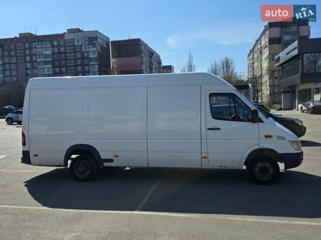 Белый Мерседес Sprinter, объемом двигателя 2.2 л и пробегом 500 тыс. км за 10000 $, фото 3 на Automoto.ua