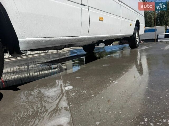 Белый Мерседес Sprinter, объемом двигателя 2.15 л и пробегом 555 тыс. км за 7000 $, фото 2 на Automoto.ua