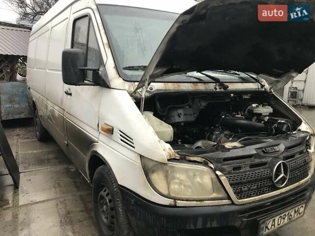 Белый Мерседес Sprinter, объемом двигателя 2.2 л и пробегом 315 тыс. км за 4570 $, фото 4 на Automoto.ua