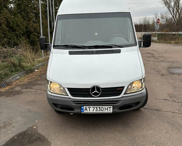 Белый Мерседес Sprinter, объемом двигателя 2.1 л и пробегом 500 тыс. км за 8200 $, фото 2 на Automoto.ua