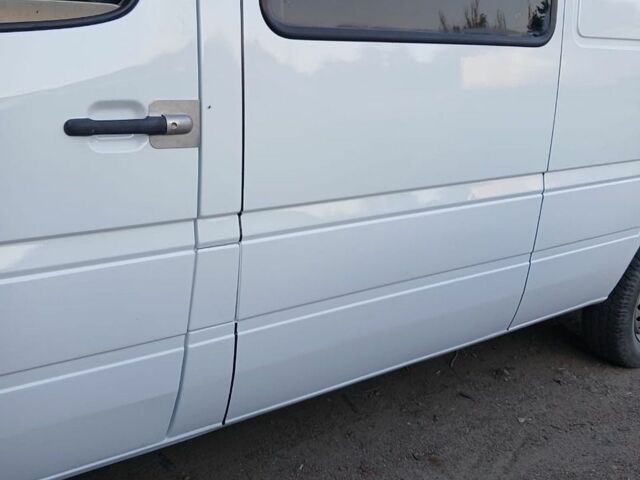 Белый Мерседес Sprinter, объемом двигателя 2.7 л и пробегом 410 тыс. км за 9000 $, фото 4 на Automoto.ua