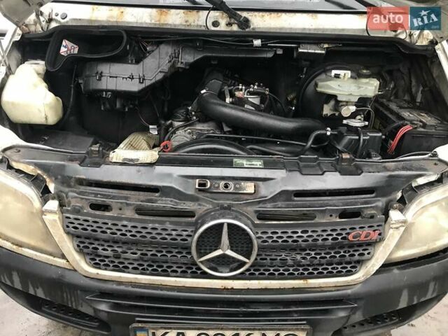 Белый Мерседес Sprinter, объемом двигателя 2.2 л и пробегом 315 тыс. км за 4570 $, фото 2 на Automoto.ua