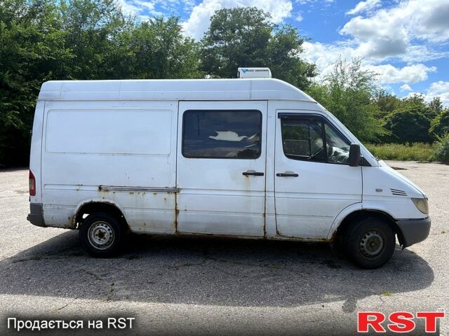 Белый Мерседес Sprinter, объемом двигателя 2.1 л и пробегом 550 тыс. км за 7000 $, фото 3 на Automoto.ua