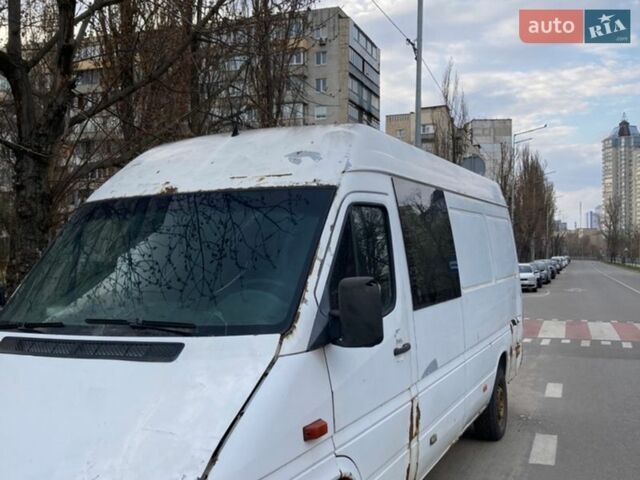 Белый Мерседес Sprinter, объемом двигателя 2.69 л и пробегом 499 тыс. км за 4700 $, фото 1 на Automoto.ua