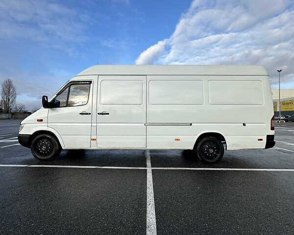 Белый Мерседес Sprinter, объемом двигателя 2.15 л и пробегом 400 тыс. км за 8000 $, фото 3 на Automoto.ua