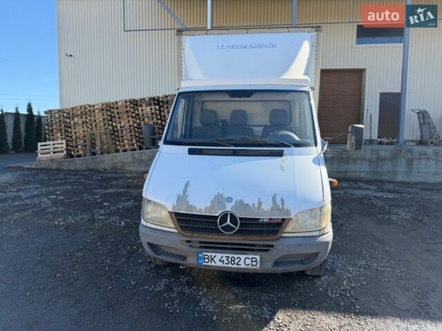 Белый Мерседес Sprinter, объемом двигателя 2.69 л и пробегом 370 тыс. км за 12000 $, фото 2 на Automoto.ua