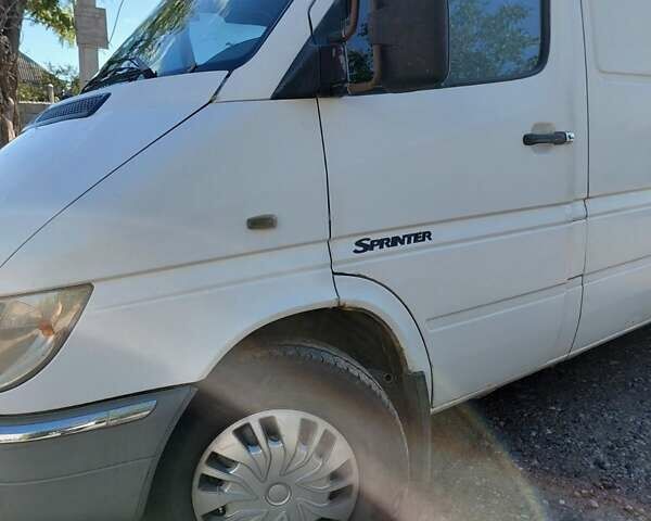 Белый Мерседес Sprinter, объемом двигателя 2.7 л и пробегом 495 тыс. км за 9000 $, фото 17 на Automoto.ua