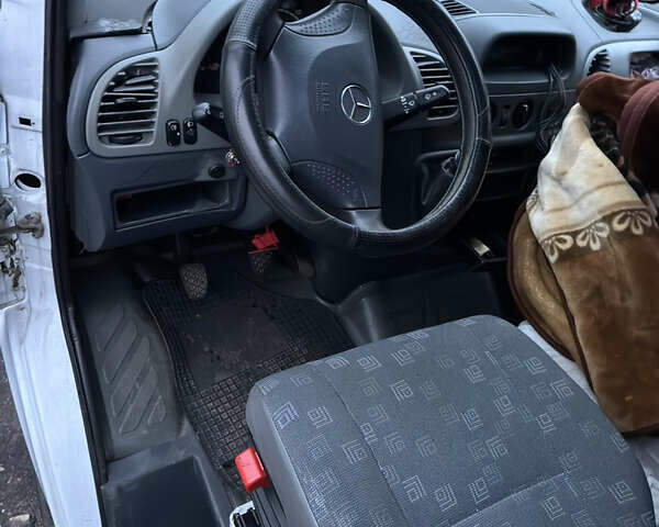 Белый Мерседес Sprinter, объемом двигателя 2.2 л и пробегом 350 тыс. км за 6700 $, фото 2 на Automoto.ua