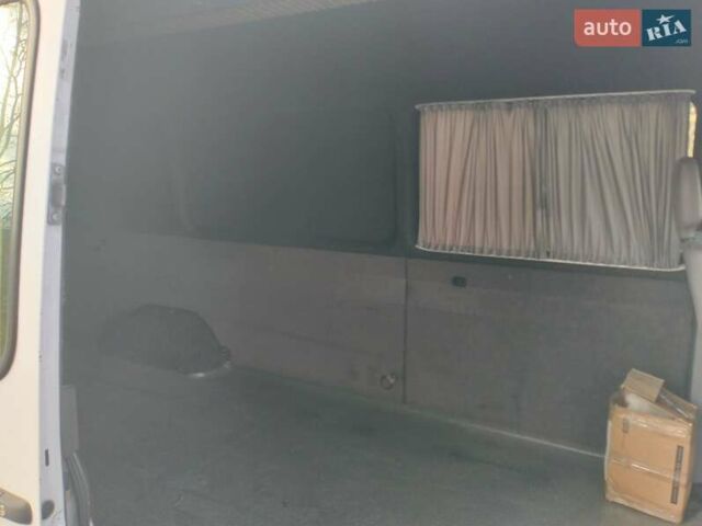 Белый Мерседес Sprinter, объемом двигателя 2.2 л и пробегом 302 тыс. км за 11500 $, фото 3 на Automoto.ua
