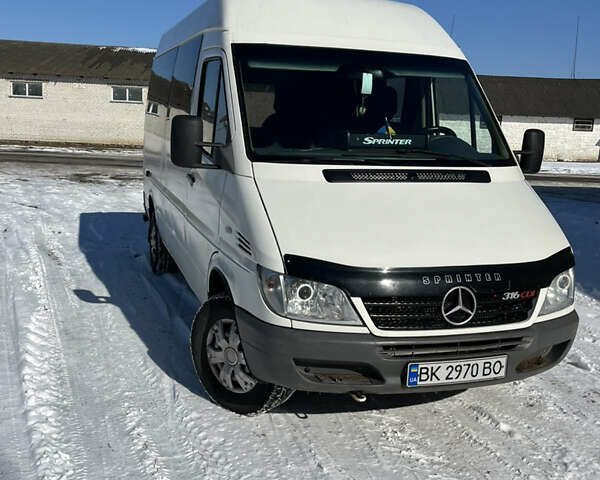 Белый Мерседес Sprinter, объемом двигателя 2.69 л и пробегом 313 тыс. км за 8500 $, фото 1 на Automoto.ua